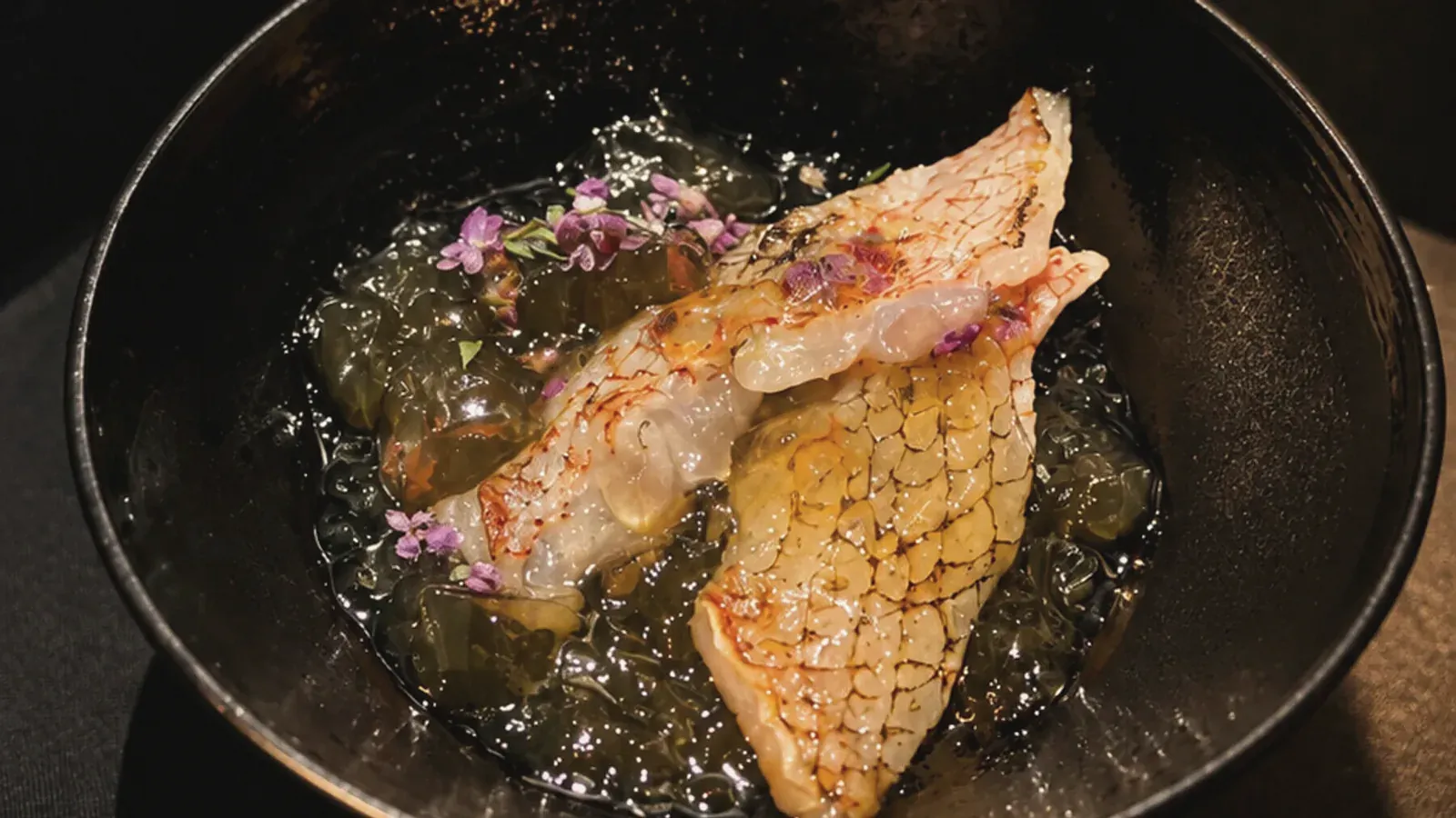 海霞の皮目を炙った魚とジュレの一品