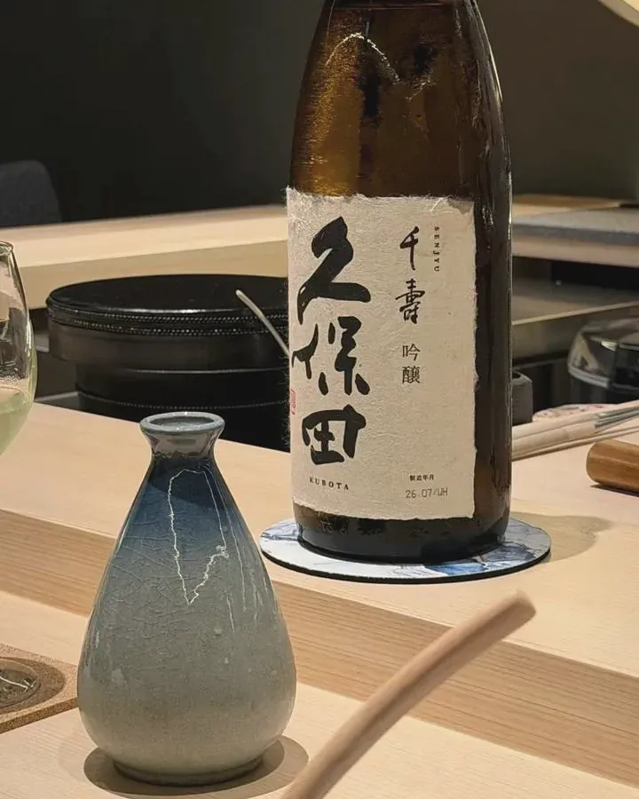 海霞の日本酒の一升瓶と徳利